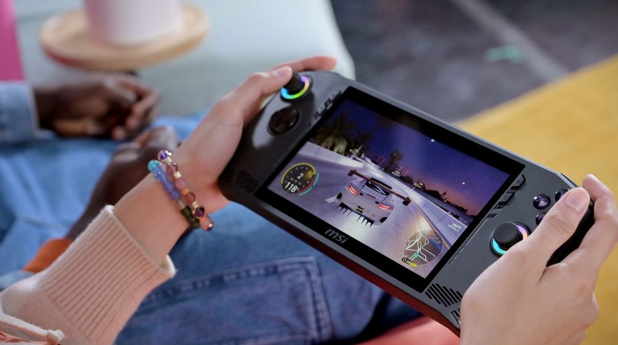 Le design de la console portable MSI Claw (A1M-042FR) est ergonomique.