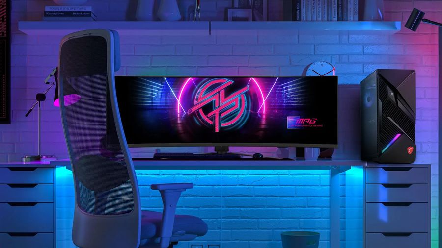 Moniteur MSI MPG 491CQPX QD-OLED install&eacute; dans un espace gaming avec &eacute;clairage RGB