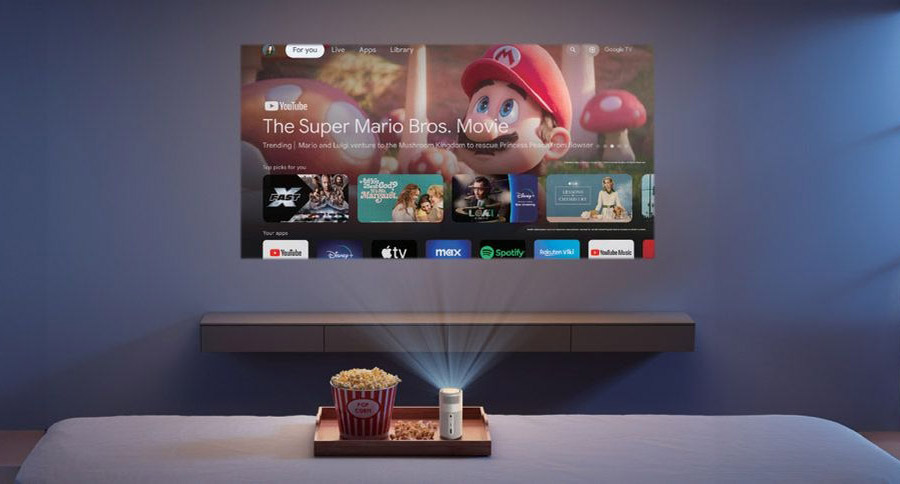 Mini vidéoprojecteur Nebula Capsule Air diffusant une image HD 720p avec interface Google TV dans une pièce sombre.