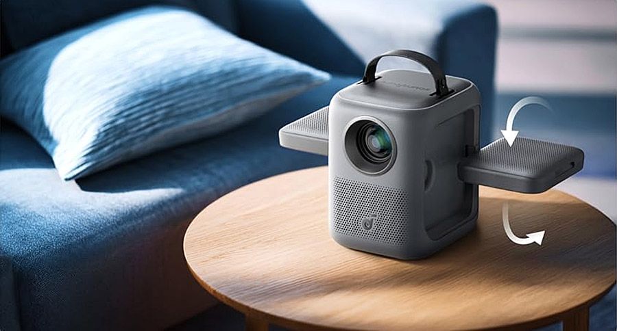 Projecteur portable Nebula P1i avec haut-parleurs inclinables et orientables d&eacute;ploy&eacute;s sur une table de salon.