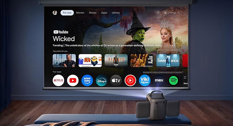 Projecteur portable Nebula P1i affichant l&rsquo;interface Google TV avec applications de streaming sur grand &eacute;cran.