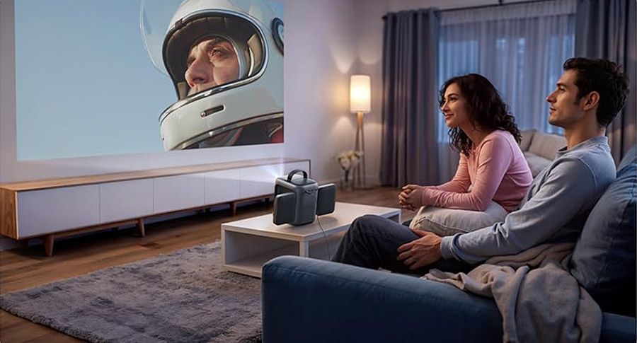 Projecteur portable Nebula P1i diffusant un film spatial en grand format dans un salon moderne en soir&eacute;e.