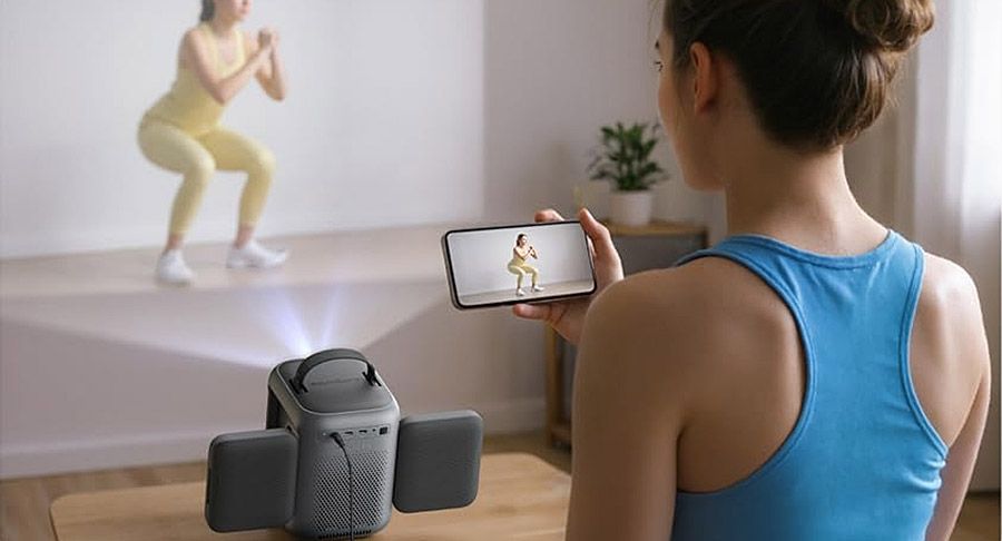 Projecteur portable Nebula P1i diffusant un contenu depuis un smartphone (Google Cast pour smartphones Android et Nebula Cast sous iOS).