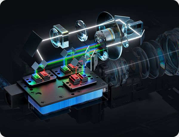 Sch&eacute;ma technique du projecteur Nebula X1 Pro illustrant la technologie d'affichage triple laser RVB pour une image optimis&eacute;e.