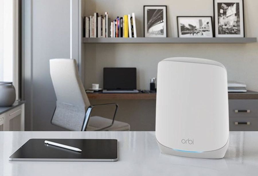 Un routeur Wi-Fi assure la connexion sans fil de plusieurs appareils à Internet, en relayant le signal de la box vers chacun d'eux.