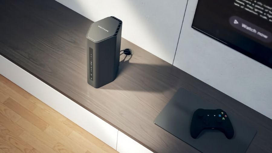 Un routeur multi-bande permet d’orienter certains appareils vers la bande la plus appropriée, soit manuellement, soit automatiquement. Par exemple, les objets connectés restent sur la bande 2,4 GHz, tandis que les équipements comme les consoles ou téléviseurs utilisent la 5 GHz pour un meilleur débit et une latence réduite.
