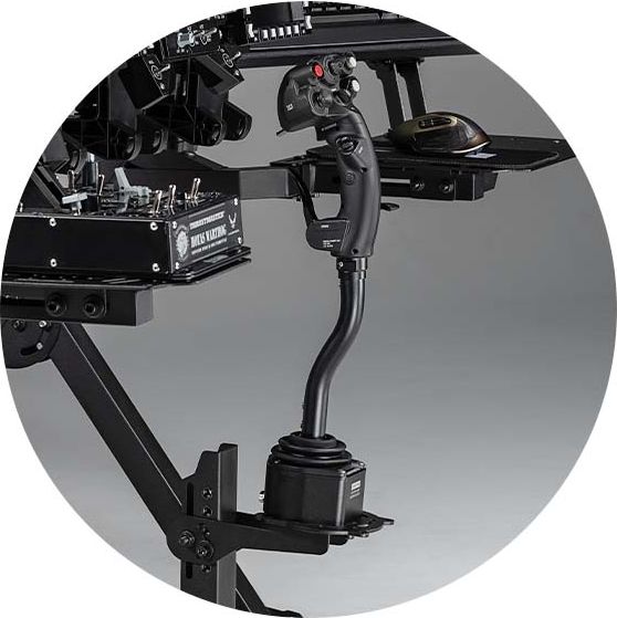 Les différents points de réglages du support de simulation de vol Next Level Racing Flight Stand Pro permet davantage d'ergonomie.