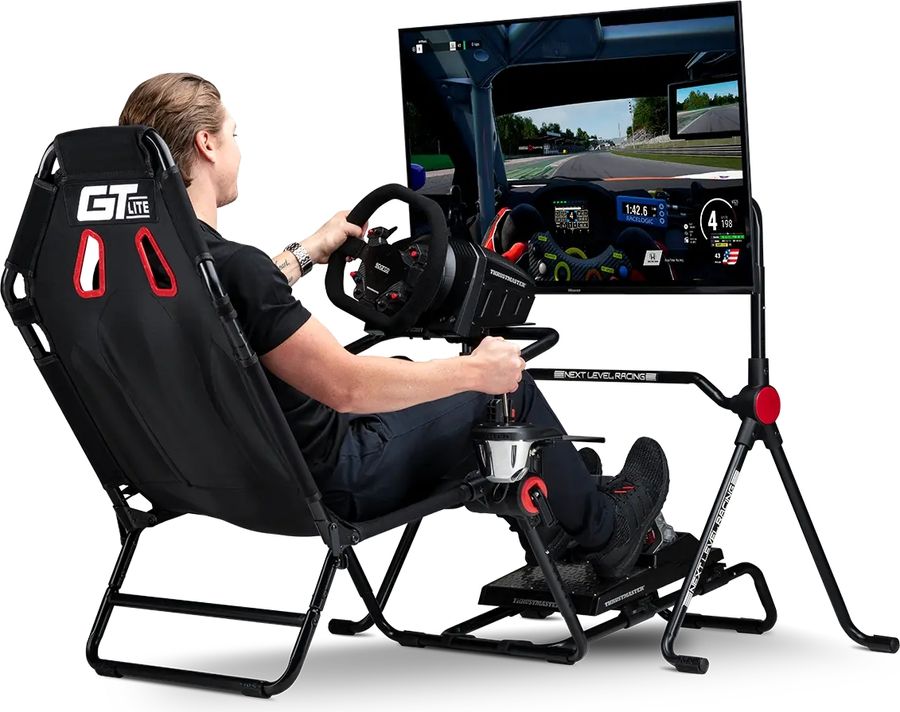 Le support d'écran Next Level Racing Lite Free Standing Monitor Stand s'intègre parfaitement dans un setup simracing.