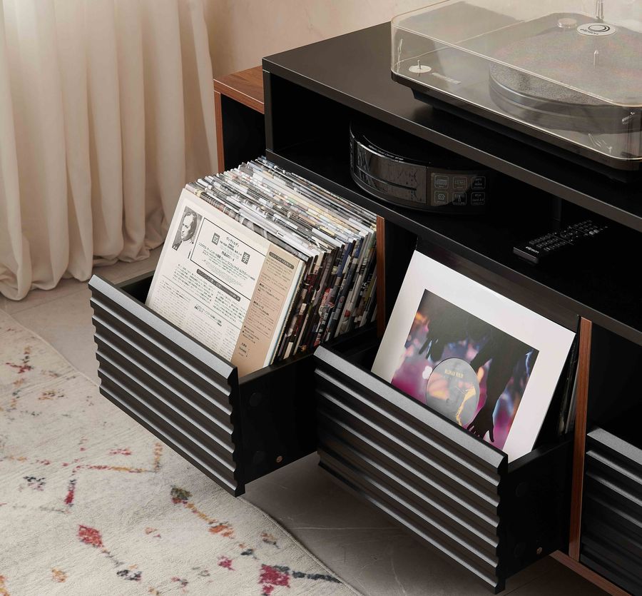 Mise en situation tiroir avec grip antidérapant et collection de disques vinyle