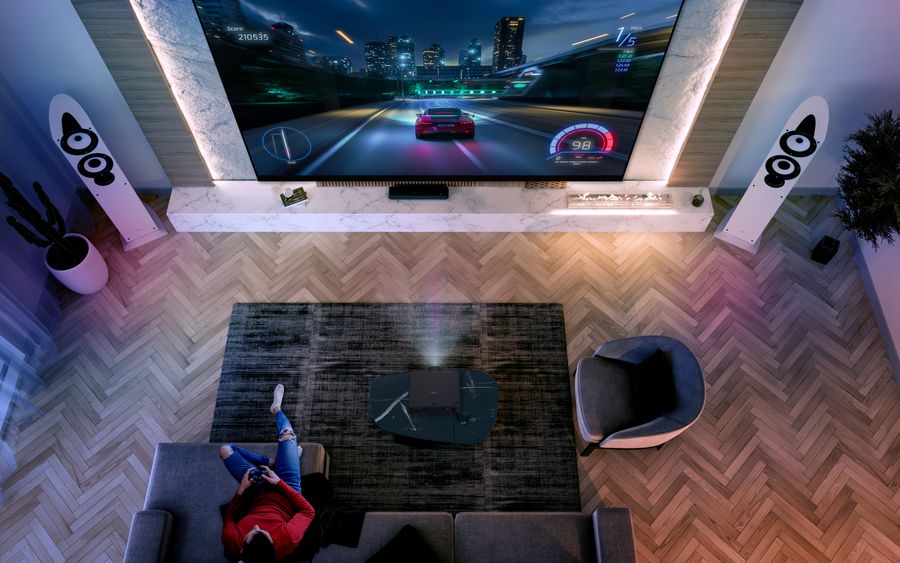 Salon équipé d’un projecteur 4K Optoma UHZ78LV affichant un jeu de course, optimisé pour le gaming grâce à un faible input lag.