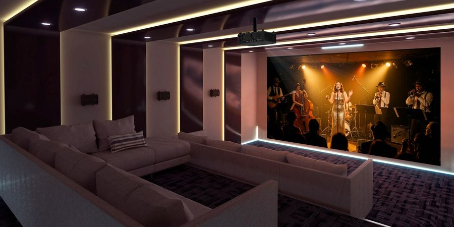 Salle de cinéma équipée d’un projecteur triple laser 4K Optoma UHZ78LV affichant un concert en haute définition.