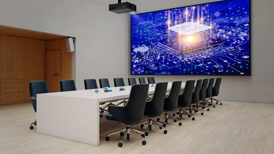  Salle de conférence équipée d’un vidéoprojecteur UHD 4K Optoma ZK608TST affichant une image numérique de circuit électronique lumineux.