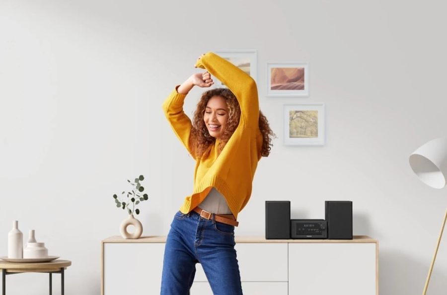 Cha&icirc;ne hi-fi Panasonic SC-PM702EGK : mise en situation avec personne qui danse