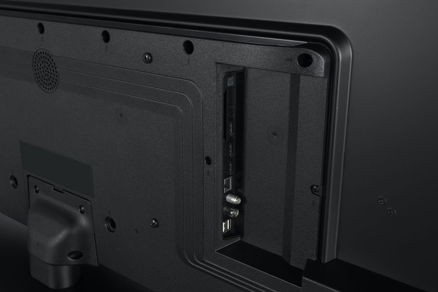 Avec trois ports HDMI 2.1, deux USB, une sortie optique, le Wi-Fi et le Bluetooth 5.0, le Panasonic TB-55W61AEZ assure une connectivité complète. Il permet aussi la mise en miroir du smartphone sur l’écran TV.