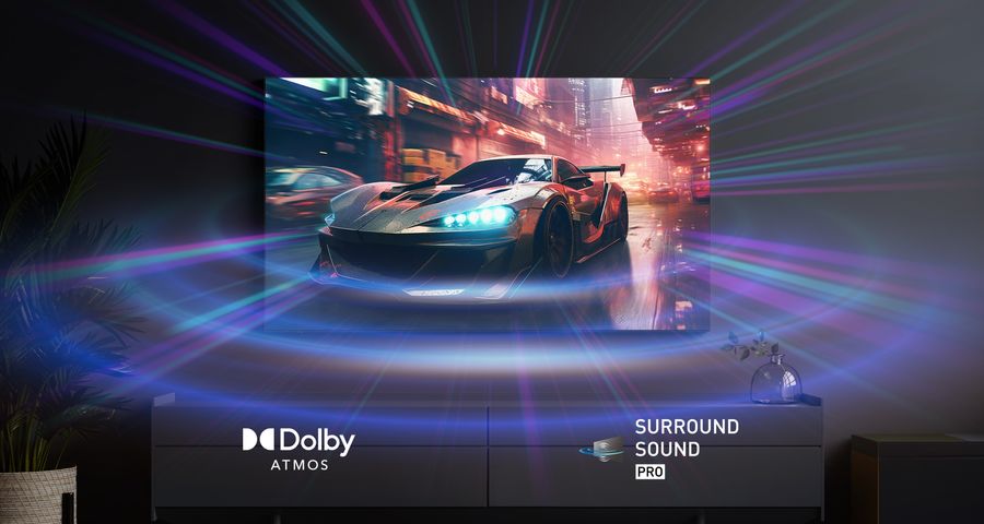 Expérience immersive avec Dolby Atmos et Surround Sound Pro sur le téléviseur Panasonic TV-55Z80AEZ Vue du téléviseur Panasonic TV-55Z80AEZ affichant une scène de course automobile immersive, avec un éclairage vibrant et les logos Dolby Atmos et Surround Sound Pro, illustrant une expérience audiovisuelle de qualité cinéma.