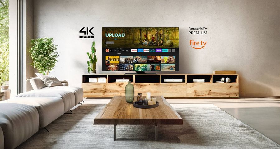 Téléviseur OLED 4K Ultra HD Panasonic TV-55Z80AEZ avec Fire TV intégré Vue du téléviseur Panasonic TV-55Z80AEZ installé dans un salon moderne et minimaliste, affichant l'interface Fire TV avec des applications de streaming comme Netflix, Prime Video, et YouTube, en qualité 4K Ultra HD
