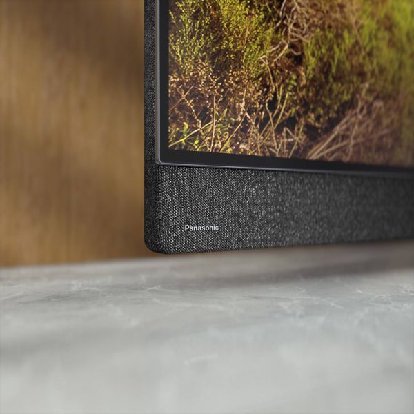  Le téléviseur OLED Panasonic TV-55Z95B présente une façade inférieure en tissu et un cadre fin au design discret.