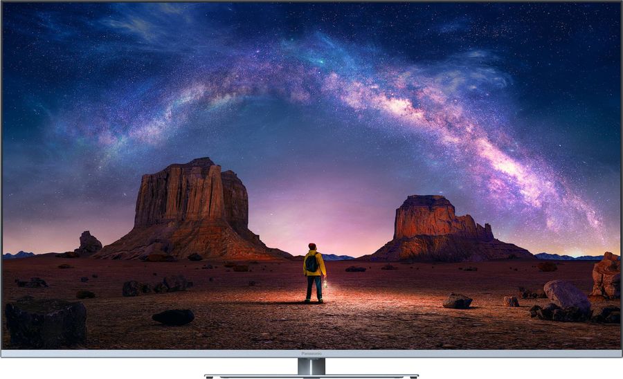 Téléviseur Panasonic TV-55W93AE6 affichant une scène nocturne avec des montagnes et une voie lactée.