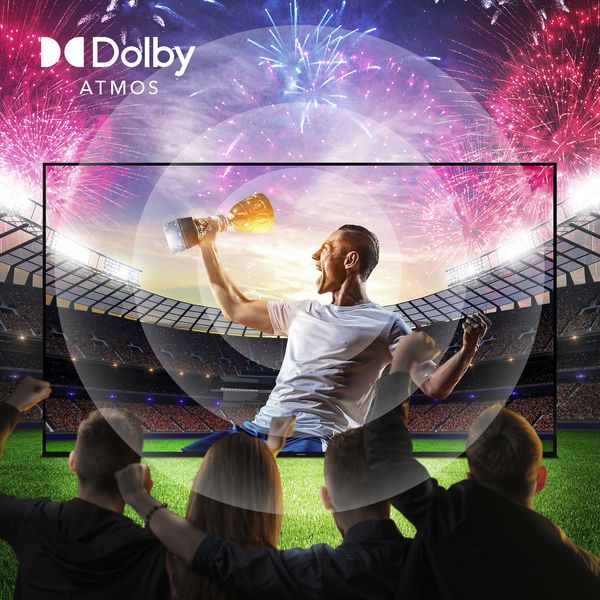 Téléviseur Panasonic TV-65W95BEG affichant une scène de match avec son immersif Dolby Atmos en arrière-plan.