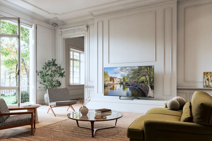 Téléviseur Panasonic TV-75W95BEG installé dans un salon élégant, affichant une scène de canal urbain en haute résolution.