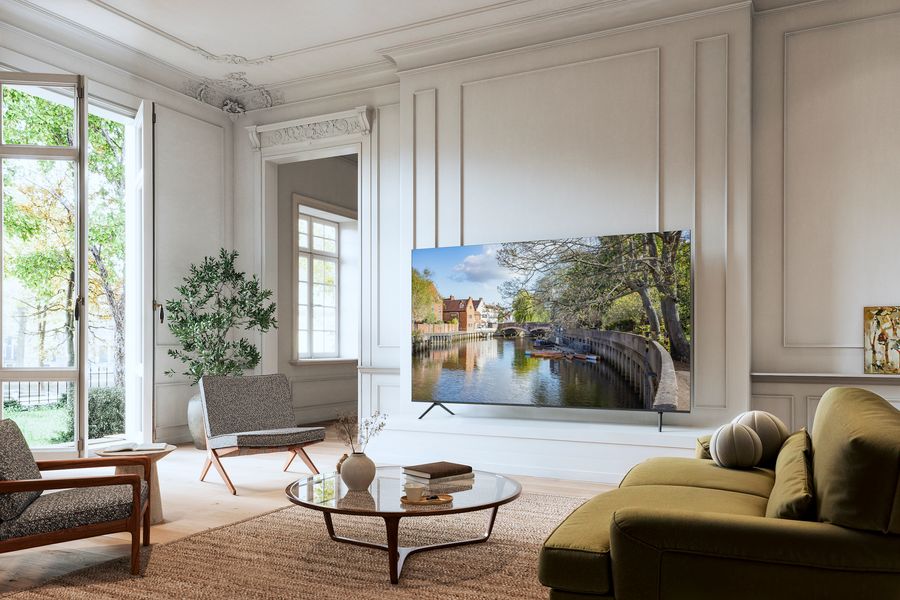 Téléviseur Panasonic TV-85W95BEG installé dans un salon, affichant une image détaillée d’un canal urbain.