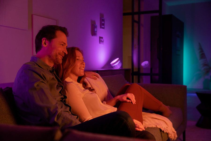  Bien que l’écosystème Philips Hue ne dispose pas d’un assistant intégré, il reste compatible avec les assistants vocaux. On peut ainsi contrôler les lumières à la voix via une enceinte connectée, un smartphone ou un téléviseur équipé d’Alexa, Gemini ou Siri.