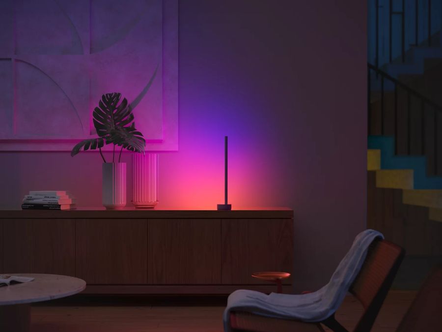 L'éclairage du lampadaire Philips Hue Gradient Signe peut être totalement personnalisé pour créer une ambiance ou s'adapter à votre intérieur.