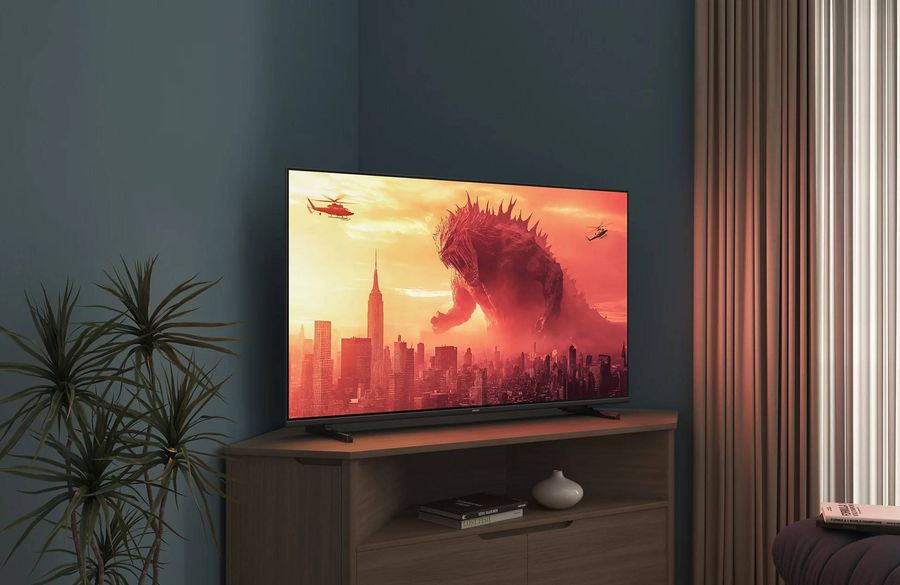 T&eacute;l&eacute;viseur HDTV LED Philips 32PHS5500 install&eacute; sur un meuble, affichant un film dans un int&eacute;rieur contemporain aux tons chaleureux.