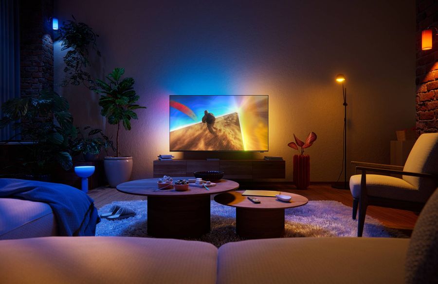 T&eacute;l&eacute;viseur QLED 4K Philips 43PQS8701 affichant un contenu immersif avec Ambilight 3 c&ocirc;t&eacute;s dans un salon &agrave; l'&eacute;clairage tamis&eacute;.