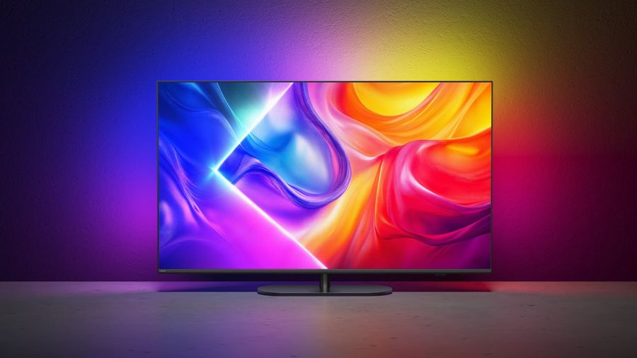  Téléviseur Philips 50PUS9000 The One de catégorie QLED affichant des couleurs vives avec éclairage Ambilight actif.