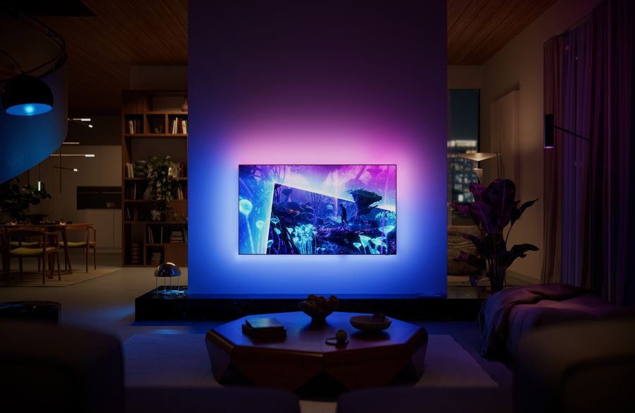 T&eacute;l&eacute;viseur Philips 65OLED951 affichant un contenu lumineux avec Ambilight 4 c&ocirc;t&eacute;s dans un salon contemporain &agrave; l&rsquo;ambiance tamis&eacute;e.