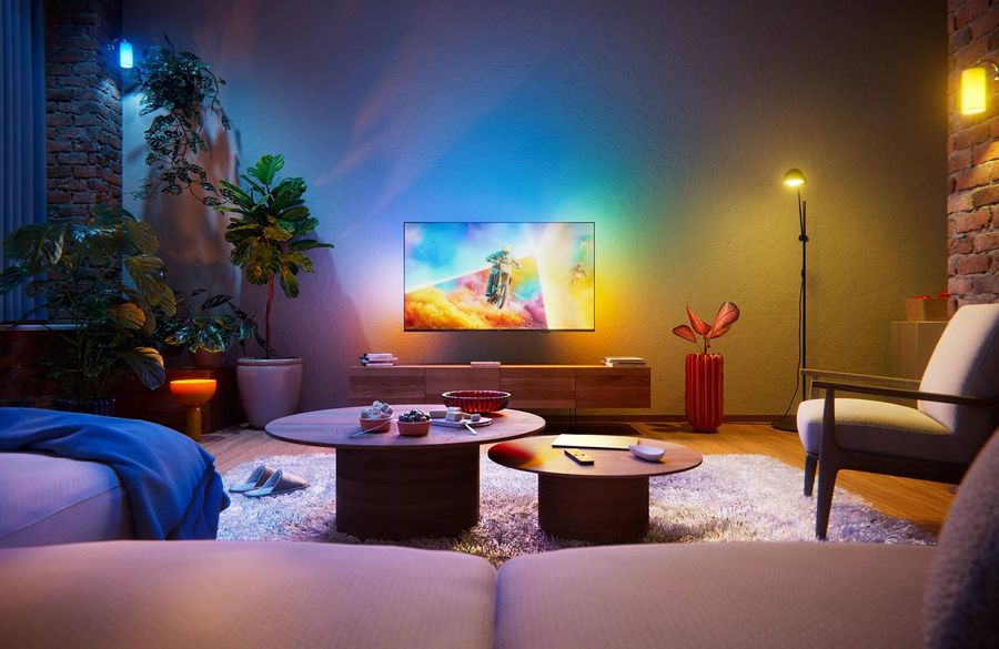T&eacute;l&eacute;viseur Philips avec &eacute;clairage Ambilight dans un salon