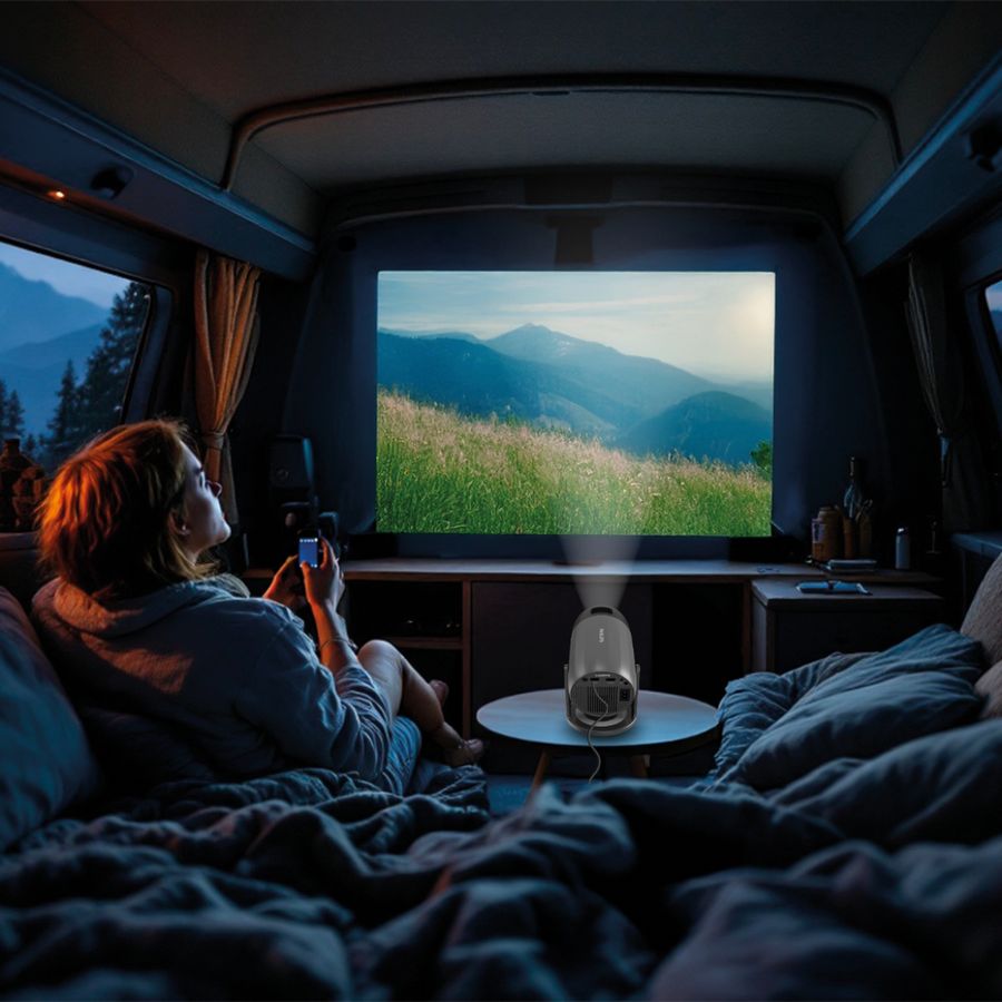  Le Philips NeoPix 150 projette en Full HD &agrave; 60 Hz, en s&rsquo;appuyant sur un &eacute;cran LCD et une LED con&ccedil;ue pour durer. Un syst&egrave;me de r&eacute;duction de bruit est inclus pour am&eacute;liorer le rendu des vid&eacute;os compress&eacute;es.