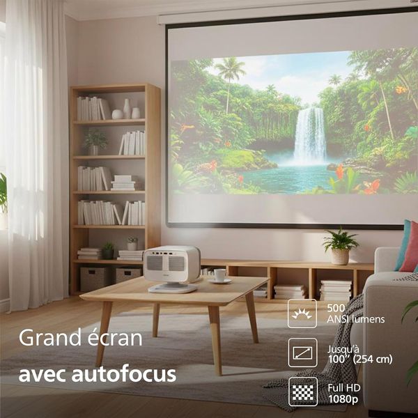 Vid&eacute;oprojecteur Full HD compact Philips NeoPix 444 projetant une image lumineuse de grande taille dans un salon.