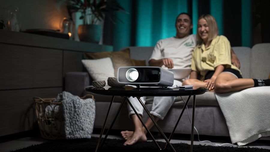 Le mini projecteur Philips NeoPix 550 Smart est transportable et est id&eacute;al pour regarder les films, les s&eacute;ries et les contenus multim&eacute;dia.