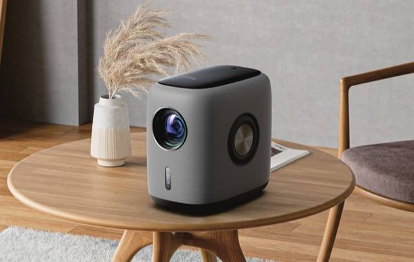 Projecteur Philips NeoPix 950 Smart en position d&rsquo;utilisation sur une table, avec un design compact et moderne.