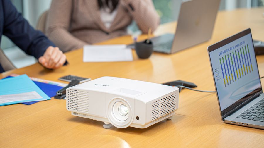  Le Philips ProPix 650 est un projecteur DLP WXGA de 4000 lumens, adapt&eacute; aux salles de r&eacute;union et de classe. Il combine grande image (jusqu&rsquo;&agrave; 150") et fonctionnement silencieux, avec une lampe longue dur&eacute;e.