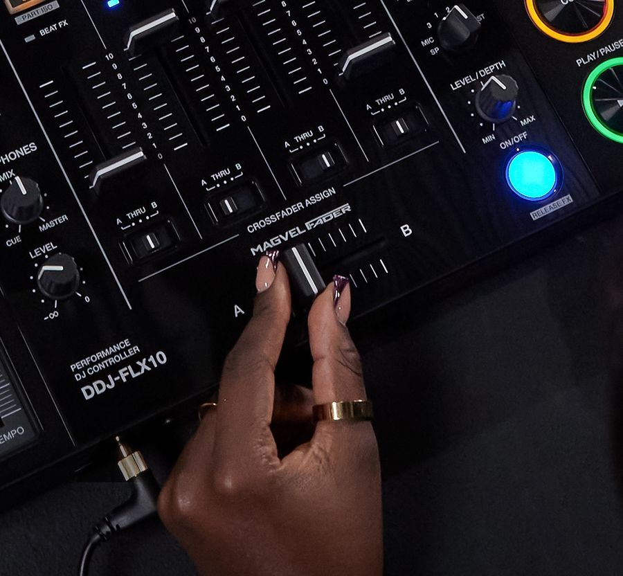 Pioneer DJ DDJ-FLX10 avec MAGVEL FADER &agrave; 4 capteurs pour un scratch pr&eacute;cis et fluide.