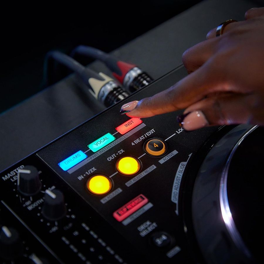 Pioneer DJ DDJ-FLX10 avec fonctions STEMS pour isoler voix, instruments et batterie pendant le mix.