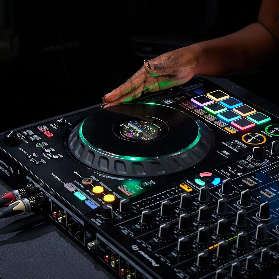 Pioneer DJ DDJ-FLX10 avec &eacute;crans int&eacute;gr&eacute;s sur les jog wheels et affichage personnalisable des morceaux.