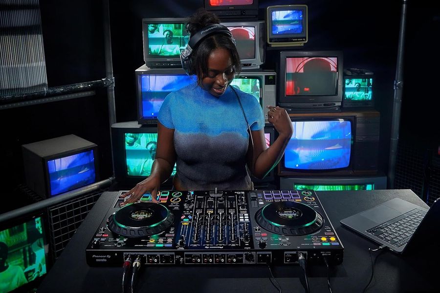 Contr&ocirc;leur DJ Pioneer DJ DDJ-FLX10 avec fonctions STEMS, jogs &agrave; &eacute;cran et compatibilit&eacute; rekordbox, Serato DJ Pro et djay Pro.