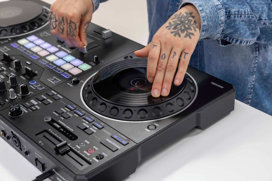 Avec ses grands jogwheels, le contrôleur DJ Pioneer DJ DDJ-REV5 permet de scratcher avec précision.