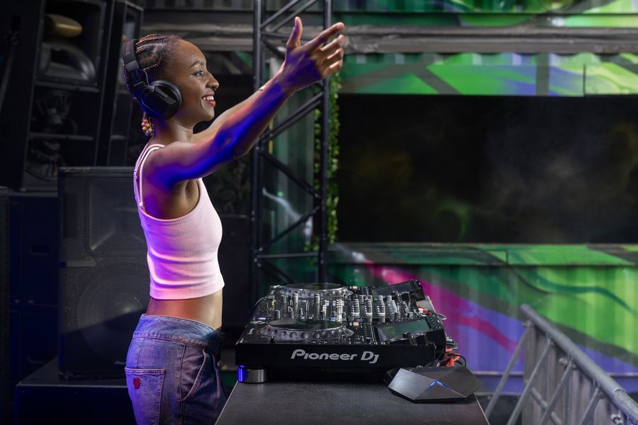 Id&eacute;al en concert et dans les environnements bruyant, le casque AlphaTheta HDJ-F10-TX dispose d'une r&eacute;duction de bruit efficace.