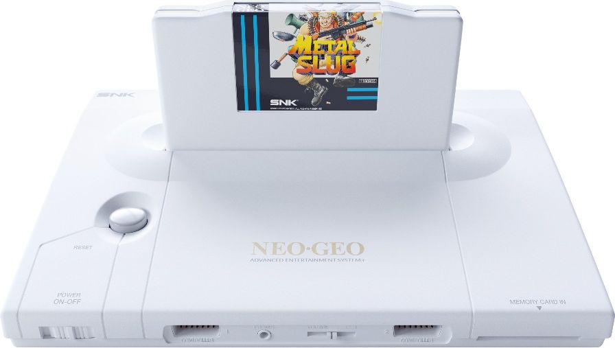 Console Neo-Geo AES+ reproduite &agrave; l'&eacute;chelle 1:1, compatible avec les cartouches AES d'origine et &eacute;quip&eacute;e d'une sortie HDMI moderne.