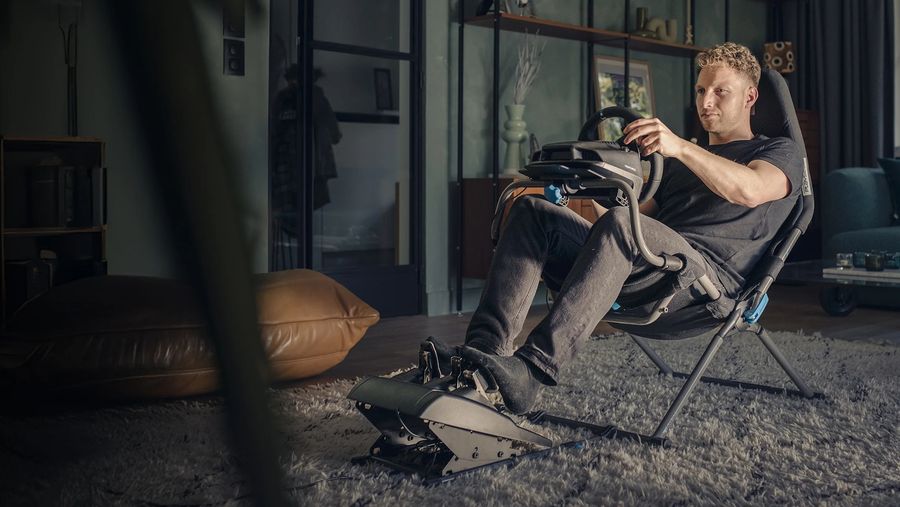 R&eacute;glage du volant et du p&eacute;dalier sur le si&egrave;ge simracing Playseat Challenge X Logitech G Edition