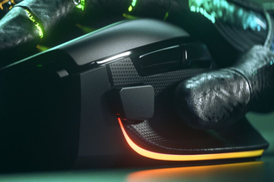 La souris gaming équipée d’un capteur optique fonctionne très bien sur un tapis, alors qu’un capteur laser s’adapte à davantage de surfaces, y compris le verre. Même si les souris gaming proposent des DPI élevés, la majorité des joueurs préfèrent des réglages modérés pour garder une bonne précision.