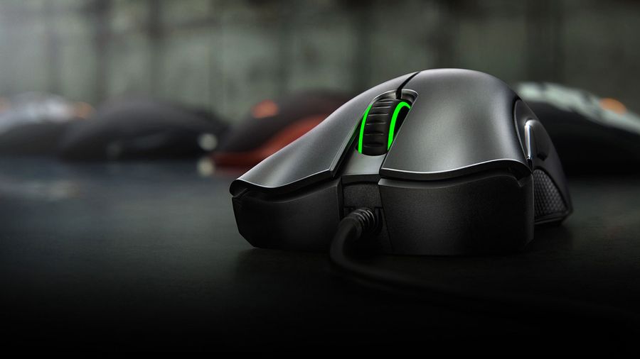 Abordable, la souris gaming Razer DeathAdder Essential emprunte son design à la gamme eSport du fabricant.