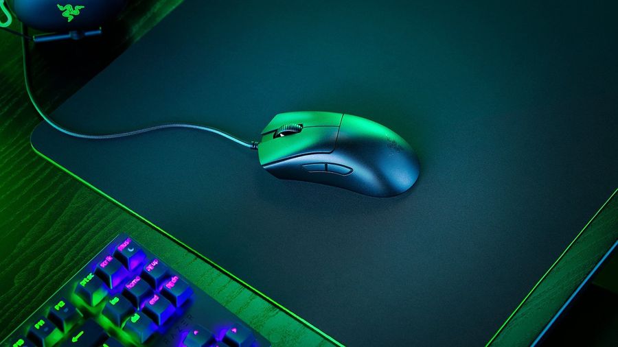 La souris gaming filaire reste la plus fiable en matière de stabilité et de réactivité, ce qui en fait un choix sûr pour les joueurs compétitifs. Les modèles de souris gaming sans fil récents combinent désormais fluidité et liberté de mouvement sans compromis sur la performance.