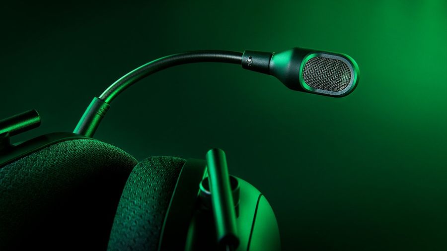 Le microphone du casque gamer Razer BlackShark V2 Pro (2023) offre un son clair.