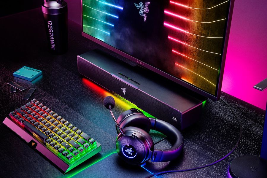 La barre de son Razer Leviathan V2 se loge sous l'écran gamer.